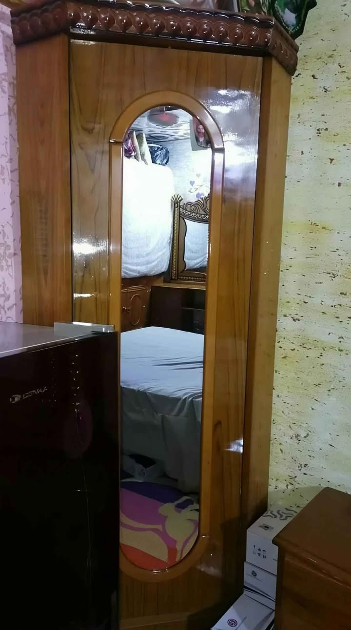 غرفة نوم صاج نضيفة سعرها 850 الف وبيها مجال للشراي غرفة نظيفة وقوية وجهاز جري اخو الجديد 450 الف وبي مجال للتواصل وياي ع هذا رقمي *********** دهل اوران, واسط
