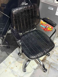 ستول عدد ثنين وكرسي وميز مال كاشير جديد كلش صار شهر ستخدام أريدهن 2500...