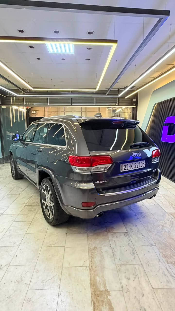 السلام عليكم جيب فول مواصفات نسخة 25
🚨 للبيع. Jeep Grand Cherokee 🚨

🔹 الفئة: Grand Cherokee 25th
🔹 الموديل: 2018
🔹 الوارد: امريكي ٣ قطع صبغ 
🔹 المحرك: 3.6 لتر V6 بنزين
🔹 القوة: حوالي 295 حصان
🔹 ناقل الحركة: أوتوماتيك 8 سرعات
🔹 الدفع: رباعي 4×4
🔹 الممشى:150 الف  كم 
🔹 اللون الخارجي: رصاصي 🩶
🔹 الداخلية: اسود – جلد فاخر 
🔹 عدد المقاعد: 5 ركاب
🔹 نوع الهيكل: SUV عائلية رياضية

✨ المواصفات والتجهيزات:

• فتحة سقف بانوراما مزدوجة
• مقاعد جلد فاخر
• مقاعد أمامية كهربائية
• ذاكرة لمقعد السائق
• تدفئة  للمقاعد الأمامية
• تدفئة للمقاعد الخلفية
• مقود جلد فاخر مع تحكم كهربائي
• مقود متعدد الوظائف
• شاشة لمس كبيرة لنظام الترفيه والملاحة
• نظام ملاحة GPS
• ربط Apple CarPlay وAndroid Auto
• بلوتوث ومداخل USB وAUX
• نظام صوتي فاخر من Harman Kardon
• شاشات ومعلومات متعددة للسائق
• تشغيل بصمة أو تشغيل ذكي
• دخول ذكي بدون مفتاح
• تشغيل عن بُعد
• تكييف أوتوماتيك ثنائي  المناطق
• فتحات تكييف للمقاعد الخلفية
• كاميرا خلفية
• حساسات أمامية وخلفية
• رادارات جانبية وخلفية
• نظام مراقبة النقطة العمياء
• نظام فرملة طوارئ أوتوماتيكية
• مثبت سرعة متكيف
• نظام مراقبة حركة المرور الخلفية
• حساسات مطر وإضاءة
• مرايا جانبية كهربائية وقابلة للطي
• مرايا جانبية مع تسخين
• إضاءة LED أو زينون عدسات قوية جداً اني شادها
• إضاءة نهارية LED
• مصابيح ضباب
• جنوط ألمنيوم أصلية
• جكات كهربائية للباب الخلفي
• باب خلفي كهربائي
• نظام دفع رباعي 4×4
• أنظمة قيادة متعددة حسب نوع الطريق
• نظام التحكم بالنزول من المنحدرات
• نظام التحكم بالثبات الإلكتروني
• نظام مانع انزلاق
• نظام مراقبة ضغط الإطارات
• فرامل مانعة للانغلاق ABS
• توزيع إلكتروني لقوة الفرامل
• وسائد هوائية أمامية وجانبية وستائرية
• مثبت سرعة
• قفل مركزي
• نوافذ كهربائية
• نظام إنذار ضد السرقة
• حساسات ركن أمامية وخلفية
• مساحة داخلية واسعة ومريحة
• صندوق خلفي واسع
• إطارات بحالة جيدة انتاج نهايه 2025
• صيانة دورية حسب الاستخدام
٠ جكات نزول وصعود السيارة 

📌 السيارة امريكبة  ونظيفة وجاهزة للاستخدام.
الحادث القطع الامامية ال ٣ بدون دواخل ولا لغد ولا شاصي
اللوحة سليمانية ( 21 ) 
شرط التحويل 

💰 السعر: ١٨٨$
📍 المكان: بغداد

للمهتمين والجادين، التواصل على الخاص او 
***********
