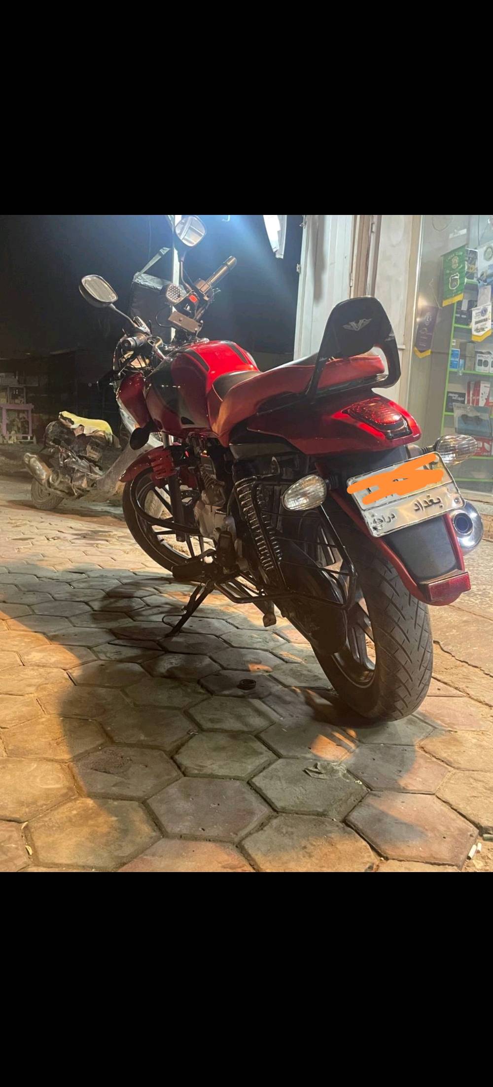 للبيع دراجة Bajaj V15 بحالة ممتازة 
دراجة Bajaj V15 نظيفة جدًا، استخدام شخصي، شغلها مرتب وما بيها أي مشاكل، تمشي بثبات وناعمة بالطريق، اقتصادية بالبنزين ومناسبة للاستخدام اليومي.
 المحرك ممتاز
 القير والكلتش ناعمين
 الشاصي مستقيم
 الفرامل ممتازة
 الإطارات بحالة جيدة
 جاهزة للاستخدام فورًا
 السعر: 1,500,000 دينار عراقي (قابل للتفاوض للجاد)
 المكان: بغداد – الغزالية
 رقم الاتصال: ***********
 الصور حقيقية
 الاتصال للجادين فقط