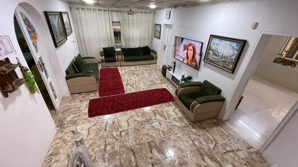 عندي بيت للبيع ب قطاع السادس بناء حديث طابق ونص مساحته 360 .. بي مجال السعر ..
للأتصال : ***********
