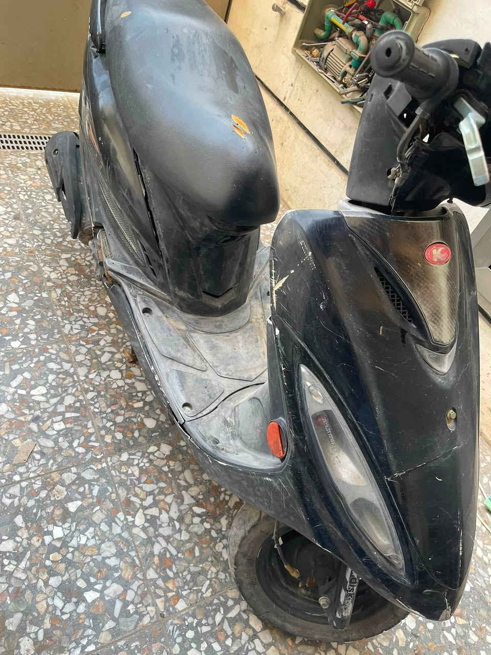 السلام عليكم دراجة🛵 كامكو جي فور للبيع دراجة نضيفه واحلى من الصور بس اني تاركه ويحتاجلها بس تنضيف كابريتر المكان جسر الدوار الرواد قرب محطة سماء الكاظمية رقم ☎️ *********** موجود
