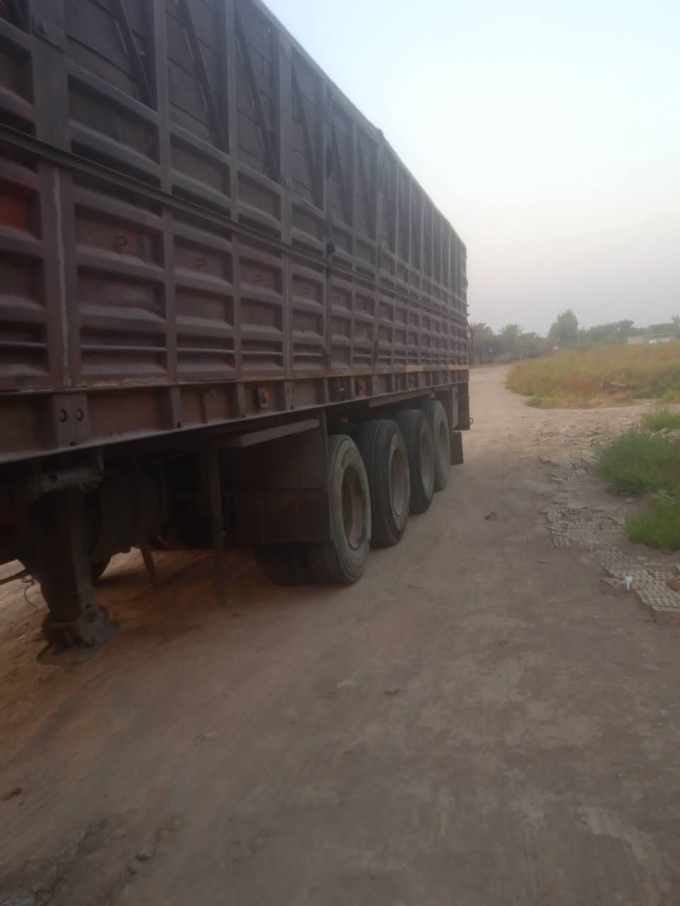 سلام عليكم اسكانيا موديل 91بيع راس وعربانة السعر 255ورقه وبيهة مجال اتصال ***********مربوطة عربانه اربع محاوير كير عادي 3/3سياره محدثة تحديث جديد السياره خير من الله
