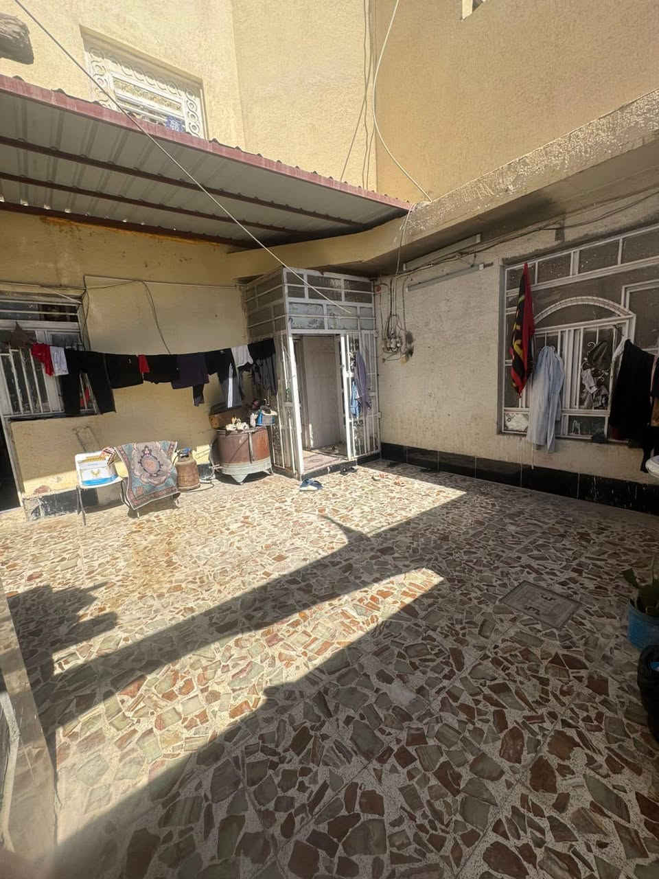 بيت للبيع حي العسكري قرب جامع مسلم بن عقيل 125 متر مربع طابقين عكادة بي 4 غرف السعر 95 وبي مجال الاستفسار***********

