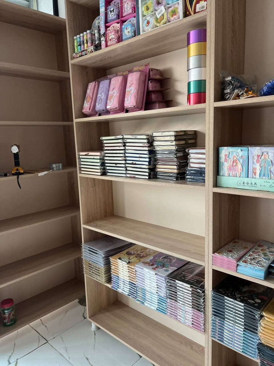 بسم الله وعلى بركة الله..
نعلن اليوم عن افتتاح مكتبة المتميز ✨
​هدفنا من الأول كان واضح: نوفرلك كل مستلزماتك الدراسية والمكتبية بجودة عالية، مع خدمة طباعة وسحب ملازم نظيفة وبسرعة بدون انتظار.
​تشرفونا بزيارتكم، وأهلاً وسهلاً بالجميع ❤️
​📍 الموقع: [الشرقاط _ السوق الجديد ( سوق البهار ) _ بالقرب من مديرية الشرطة]
📞 الرقم: [*********** _ ***********]
