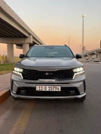 كيا سورنتو 2023 4 سلندر تيربو ماشيه21 الف فول مواصفات VIP كشنات منفصله...