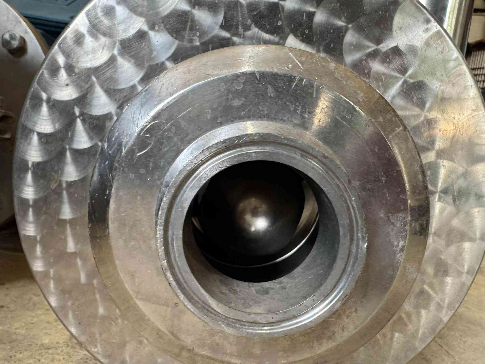 للبيع: مضخة طرد مركزي صحية عالية الأداء (Sanitary Centrifugal Pump)
مضخة صحية احترافية مصنوعة بالكامل من الاستانلس ستيل المعالج، مخصصة للتطبيقات التي تتطلب معايير نظافة وتعقيم عالية. تتميز بتصميم عالي الجودة وسهولة تامة في الفك والتنظيف السريع.
المواصفات الفنية:
 المحرك: Brook Hansen أوروبي الصنع (Made in E.U.).
 القدرة: 18.5 كيلوواط (25 حصان) عند 50Hz / و21.2 كيلوواط عند 60Hz.
 السرعة: 2895 دورة/دقيقة (High Speed).
 النظام الكهربائي: 3-Phase (380-415V / 660-720V).
 درجة الحماية والعزل: IP55 مقاومة للماء والأتربة / Class F.
 التوصيلات والهيكل: استانلس ستيل مطابِق للمواصفات الصحية مع توصيلات سريعة (Tri-Clamp) ومشبك تثبيت يدوي (Easy Clamp) يتيح فتح غطاء المضخة وتنظيف الدافع (Impeller) بدون معدات معقدة.
الاستخدامات ومجالات العمل:
 الصناعات الغذائية والألبان: نقل الحليب، العصائر، الزيوت النباتية، والمشروبات بمختلف أنواعها دون تغيير في الطعم أو الجودة.
 البرمجيات والمنتجات الدوائية: نقل السوائل الطبية والكرات والمحاليل التي تتطلب تعقيماً كاملاً وحماية من التلوث.
 صناعة المنظفات ومواد التجميل: نقل الشامبو، الصابون السائل، والكريمات الخفيفة.
 خطوط الإنتاج والتعبئة: ضخ السوائل بضغط وثبات عاليين لتغذية مكائن التعبئة وخطوط المعالجة.
الحالة: ممتازة وجاهزة للعمل المباشر.
***********
***********
