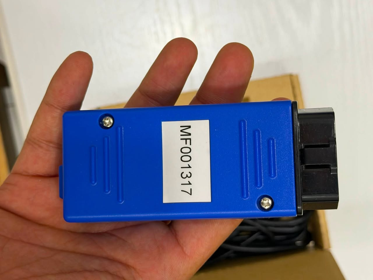 هذا الجهاز هو VNCI MDI2 (أو VNCI MF)، وهو رأس فحص وبرمجة وتشخيص أعطال (Diagnostic Interface / VCI) مخصص لسيارات جنرال موتورز (GM) مثل شفروليه، جمس، كاديلاك السعر 80 الف ***********
