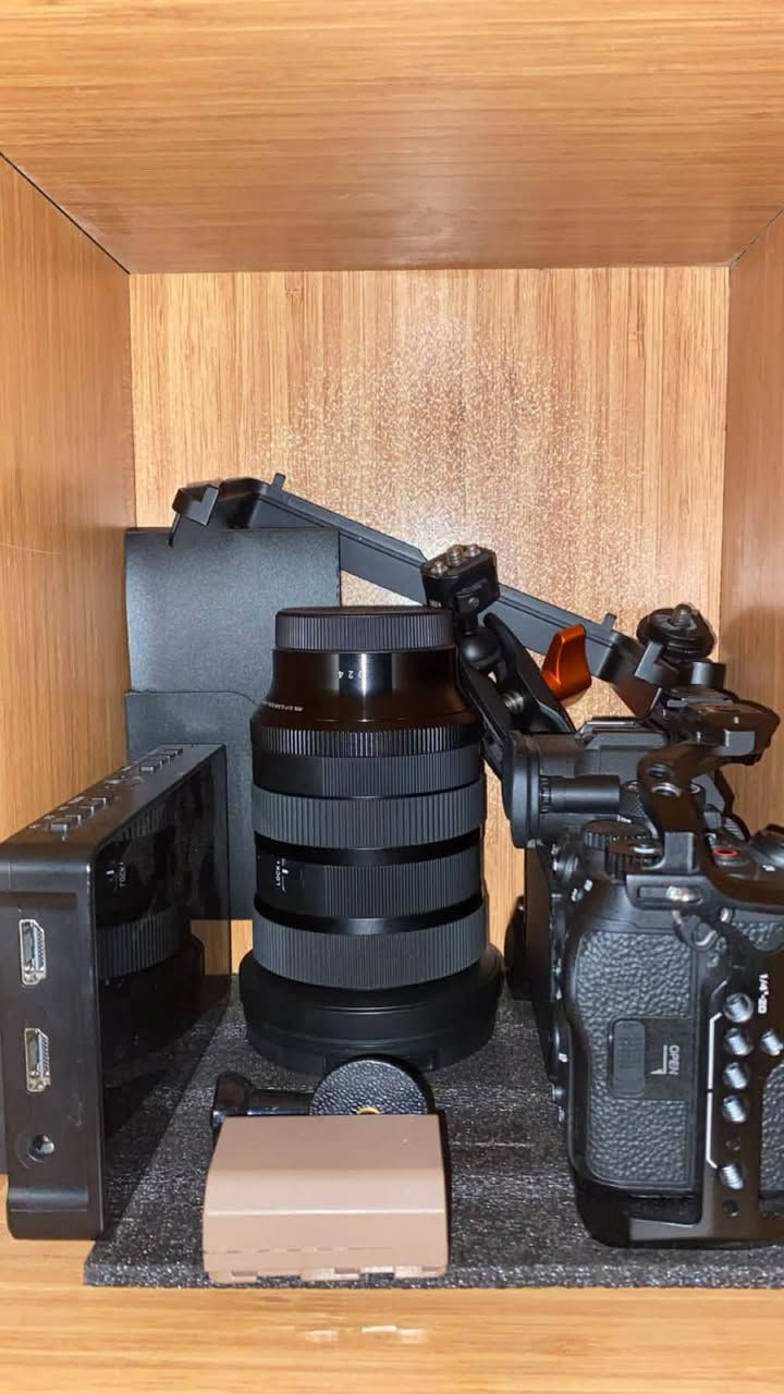 كامرة سوني a7iv للبيع
عدسه 24-70 sigma ii
ترايبود سمول رك كاربون فايبر هيد هايدروليكي 
شولدر رك من سمول رك 
شاشة feelworld f5 prox 
وياها كيبل hd to hd كلش عاليه جودته 
Cage من tilta ويا توب هنادل 
جنطة كامرات من k&f
فلتر nd من k&f
ستاند شفط من k&f 
2 ماجك ارم واحد سمول رك واحد نوعيه عاديه
كل الملحقات وياها من جنط و كراتين و حالة المعدات كلش كلش نظيفه 98% 
واتس اب 
*********** تفاصيل اكثر و صور اكثر و السعر
