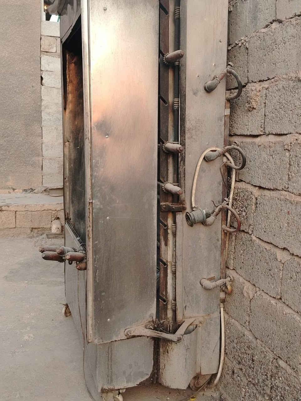 سلام عليكم شوايه دجاج 8 شياش كامله ماطور شغال نضيفه سعر 300
***********
