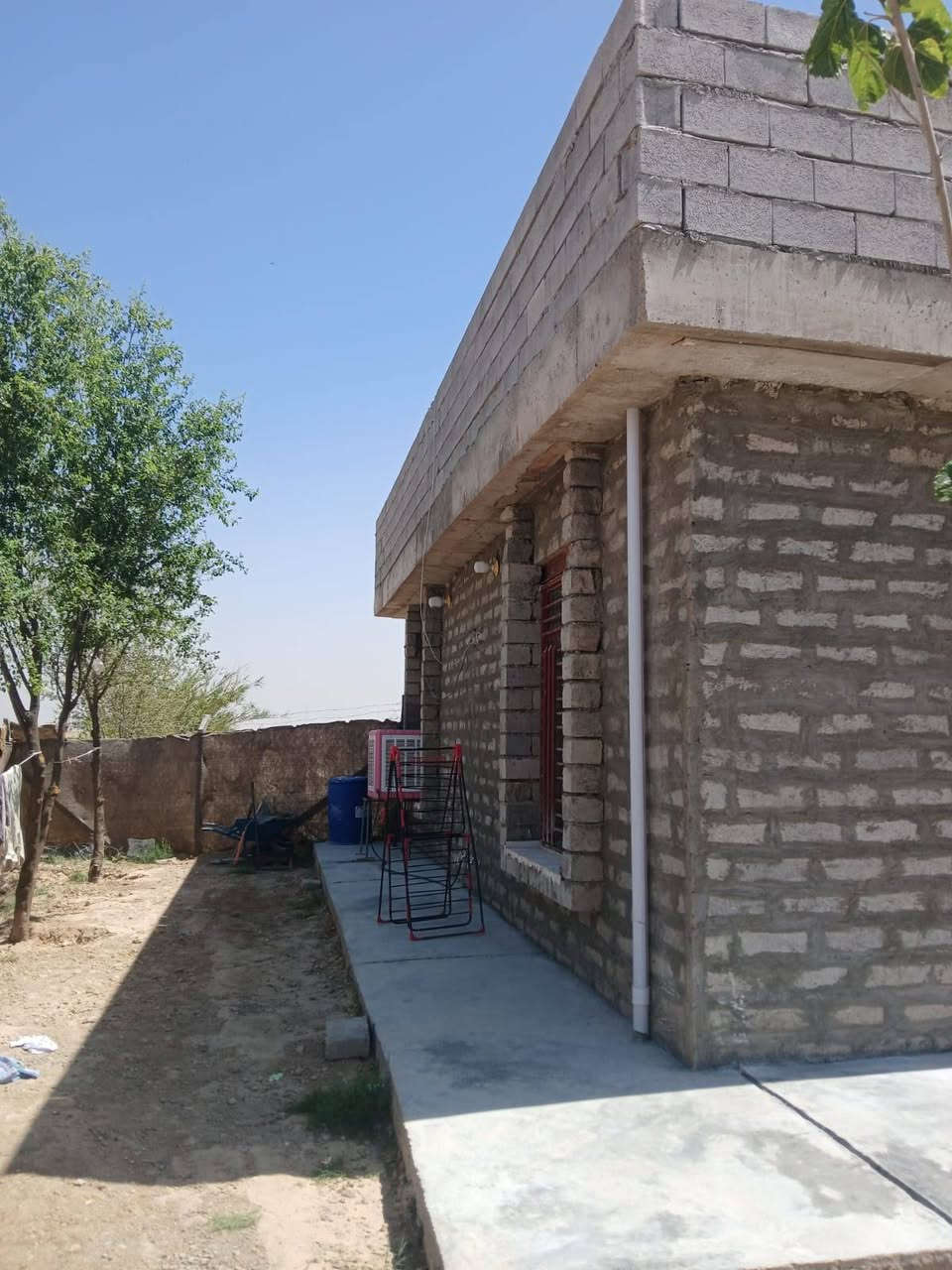 دار سكني
سامراء الطيوب
المساحة الكلية ٥٠٠ متر
مساحة البناء ٢٤٠ متر 
غرفتين نوم ملحقات كامله 
السعر عل خاص او *********** موجود وتساب
