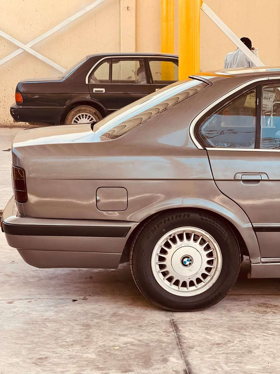 سلام عليكم اخوان عندي سياره نوع 
BMW/E34/535i 

موديل 1991
محرك وكير بحاله جيده جدآ 6سلندر 3.500
مكفوله من الضربه مصبوغه عام بسبب الجراد 
وارد ياباني 
كير اوتو 
دركه ايرباك 
جام كهرباء 

تخم تاير جديد
كهربائيات كامله 
تبريد شغال 
سياره رقم دولي جديد هزه جديده 
رقم انبار مشروع وطني 
السياره باسمي 
موقع السياره كربلاء 
رقم تلفون ***********
متواجد عل فيس بوك 
السياره بيع او مراوس حسب القناعه 
السعر (50) وقابل للتفاوض
