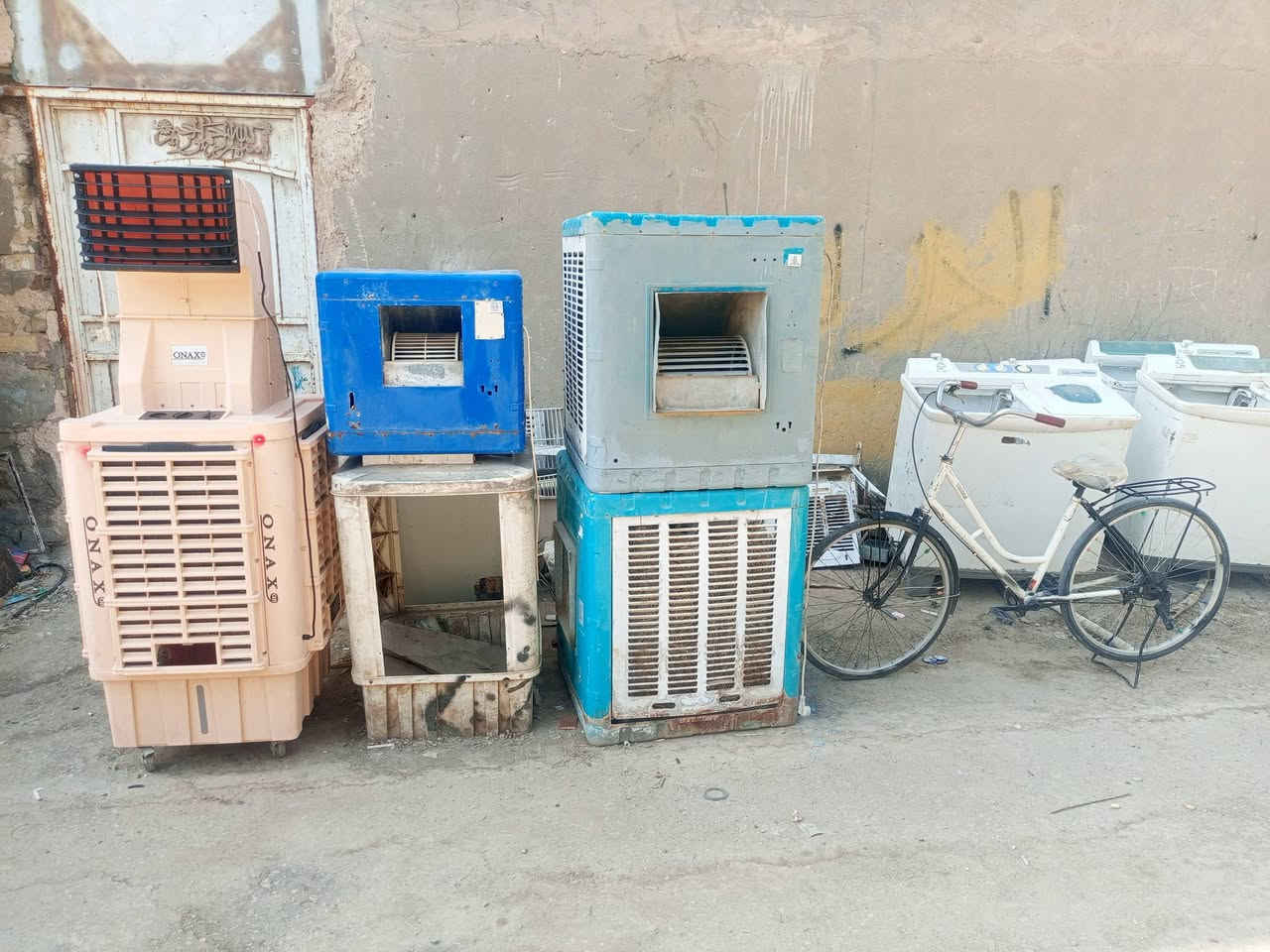 سلام عليكم شباب توجد مبردات للبيع كلمن وسعرة العنوان شاميه شارع 30 قرب مدرسة الخوله للبنات هاتف ***********
