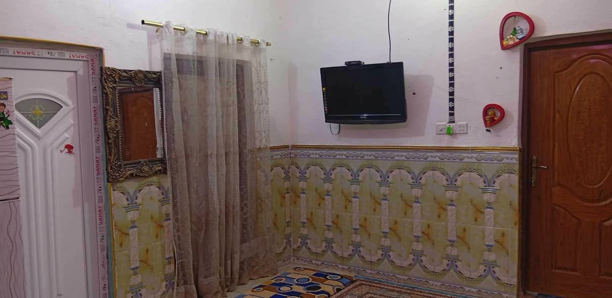 بيت في حي لجامعه نهايت شارع ٢٠زراعي ١٠٠ متر بناء طابوك عكاده غرفه نوم صاله مطبخ استقبال صحيات لسعر ٤٥اؤبي مجال ***********
