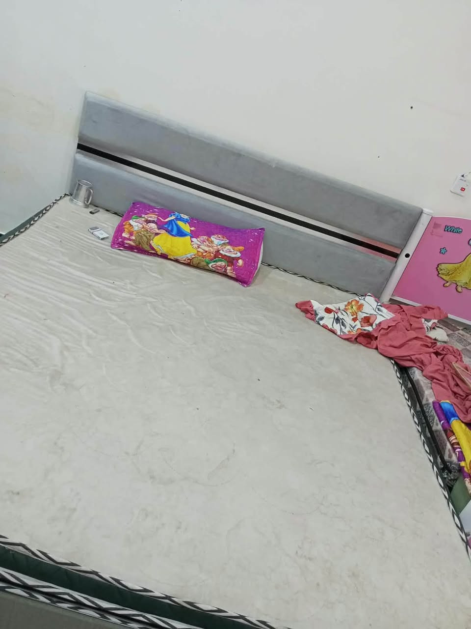 غرفه جديده صار كم شهر مشتريها كلش حلوه وعمليه غرفه اقتصاديه متكون من جربايه نفرين كنتور ميز تواليت كومديات اثنين السعر 400

