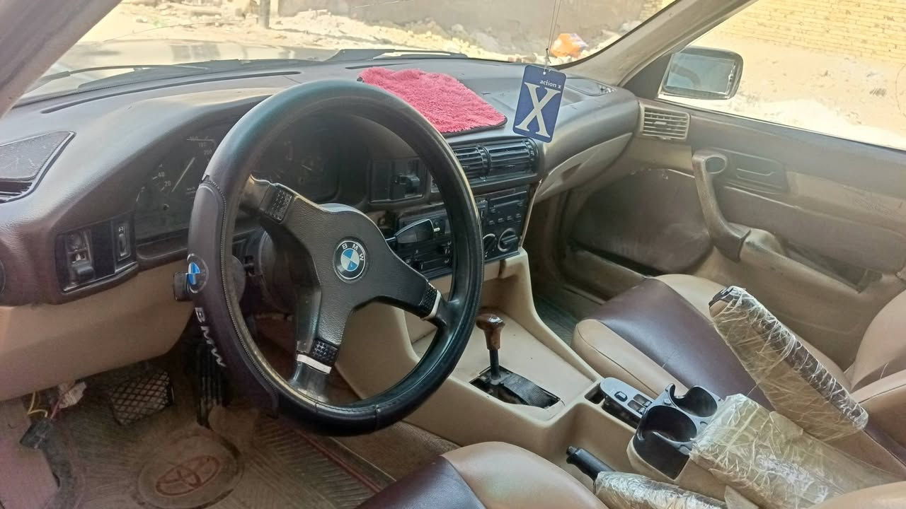 سلام عليكم بيم ٥٢٥ موديل ٩٢  محوره فيفتي كير ومكينه كرتون رقم السياره بغداد وصحبه من بنجف صاحبي سيد واني كفيل الشراي مشروع وطني سياره تبريد شغال مكان سياره حالين بناصريه المركز سنويه جديده سعر ٣٣ وبيه مجال قليل حك الجيه هاذه رقمي *********** بيع وبدون مراوس تمام
