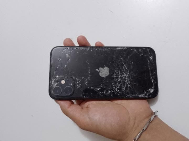 سلام عليكم…ايفون 11عادي
بطاريه 82…ذاكره 128
جهاز مكفول من كلشي …فقط ظهر مكسور
السعر 185 وبي مجال .
***********
