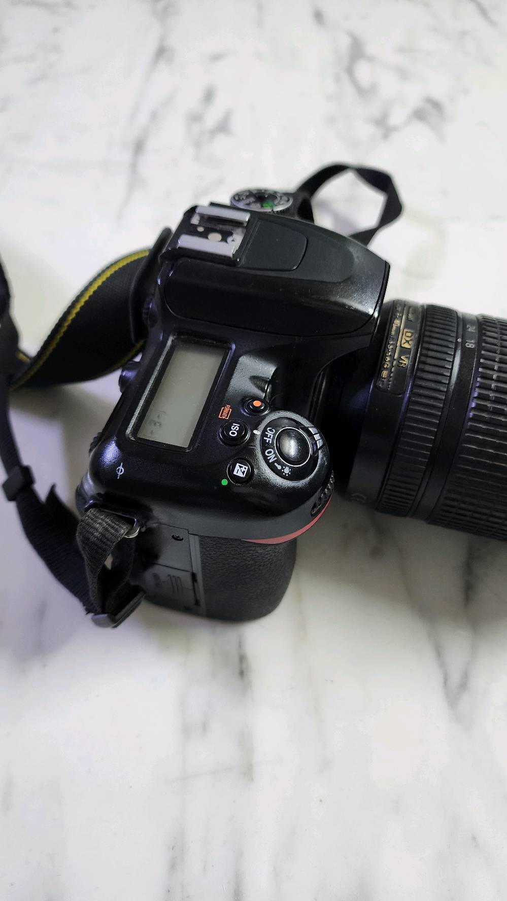 كامرا نيكون d7500 nikon 
مع عدسة 18-140
بطاريات عدد ٢ نيكون اصلي
شاحنة بطاريات.
الكامرة نظيفة جدا.
متوفر توصيل.
سعر الكامرة فقط ٦٠٠ الف.
سعر الكامرة مع العدسة ٧٥٠ الف.