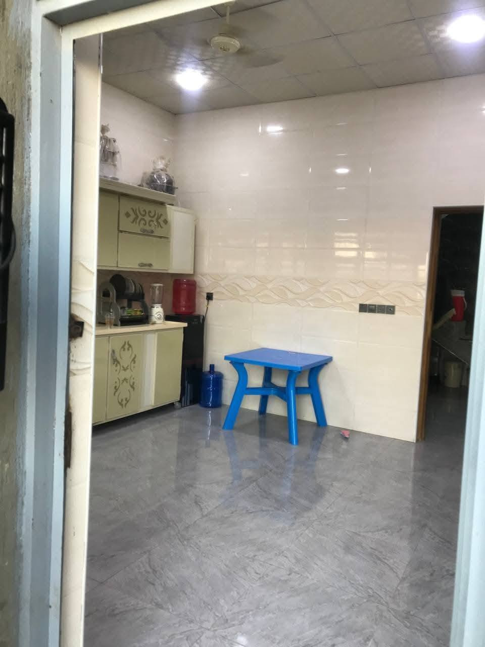 بيت للبيع مساحه البيت 230 متر زراعي سند 25بسمي
متكون من غرفتين وصاله وبراني ومطبخ
صحيات داخليه وخارجيه
مقابل الشارع العام الرئيسي مجاور مجمع السلام
التقيه الثانيه 
مراجعة مكتبنا التوكل في حي العسكري الثالث 
او وتساب 👇

 السعر مناسب ***********
@إشارة

