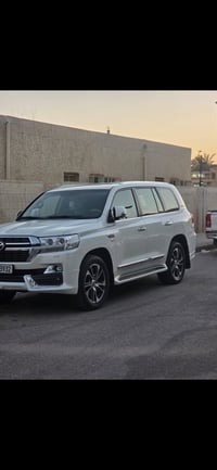 لاندكروز VXR • ٢٠٢١ • ماشي ١٤٠٠٠٠