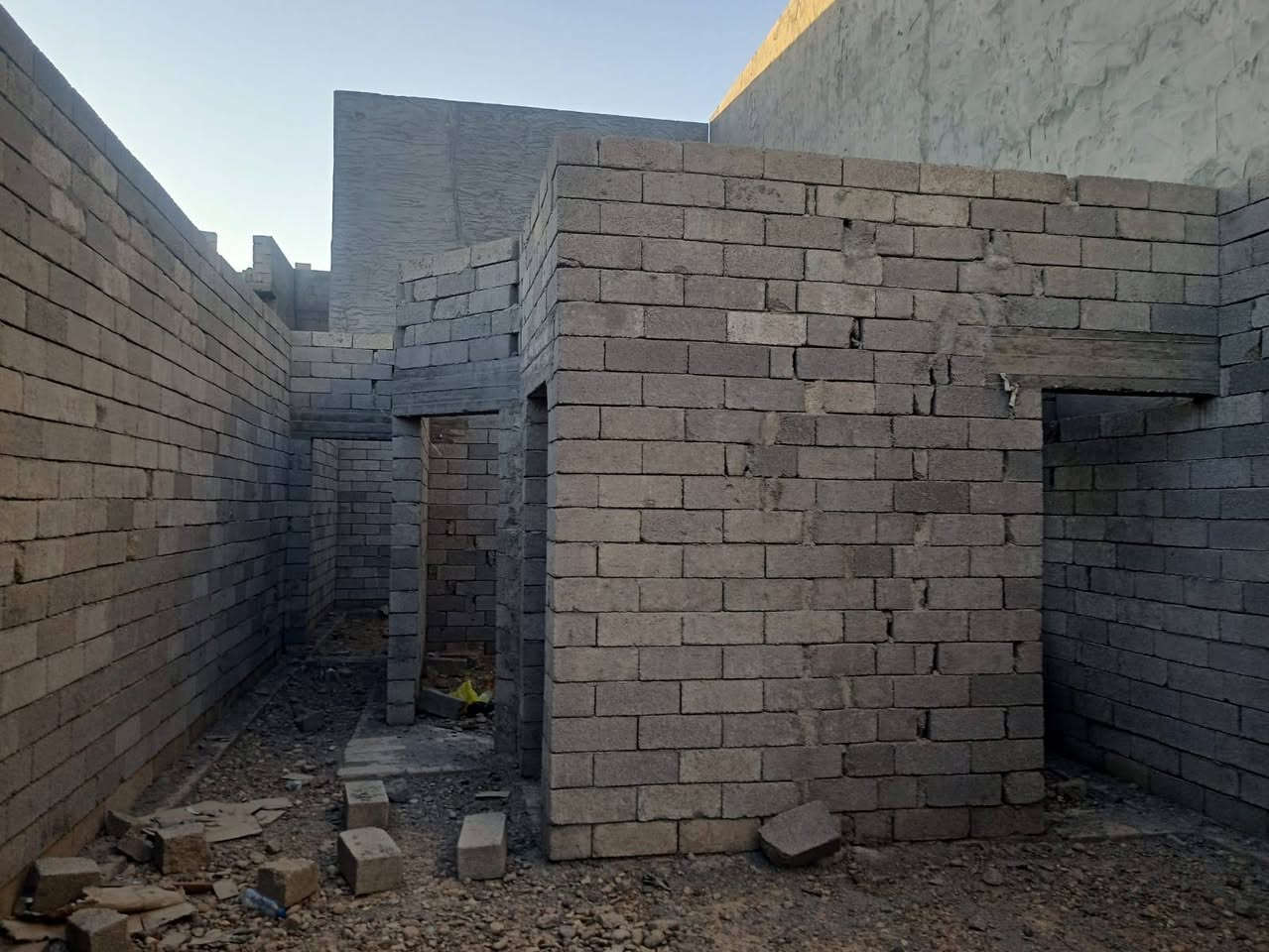 🏠 هيكل للبيع – مساحة 150 متر
📐 الأبعاد:
• العرض: 6 متر
• النزال: 25 متر

🏡 تفاصيل الهيكل:
• غرفتين
• صالة
• مطبخ
• استقبال
• صحيات
• مناور عدد 2

🛣️ عرض الشارع: 12 متر

📍 الموقع: الديوم – التصنيع
✨ مكان كلش حلو وقريب على التبليط.

📞 للاستفسار والتفاصيل:
التواصل مباشرةً مع صاحب الهيكل
***********
