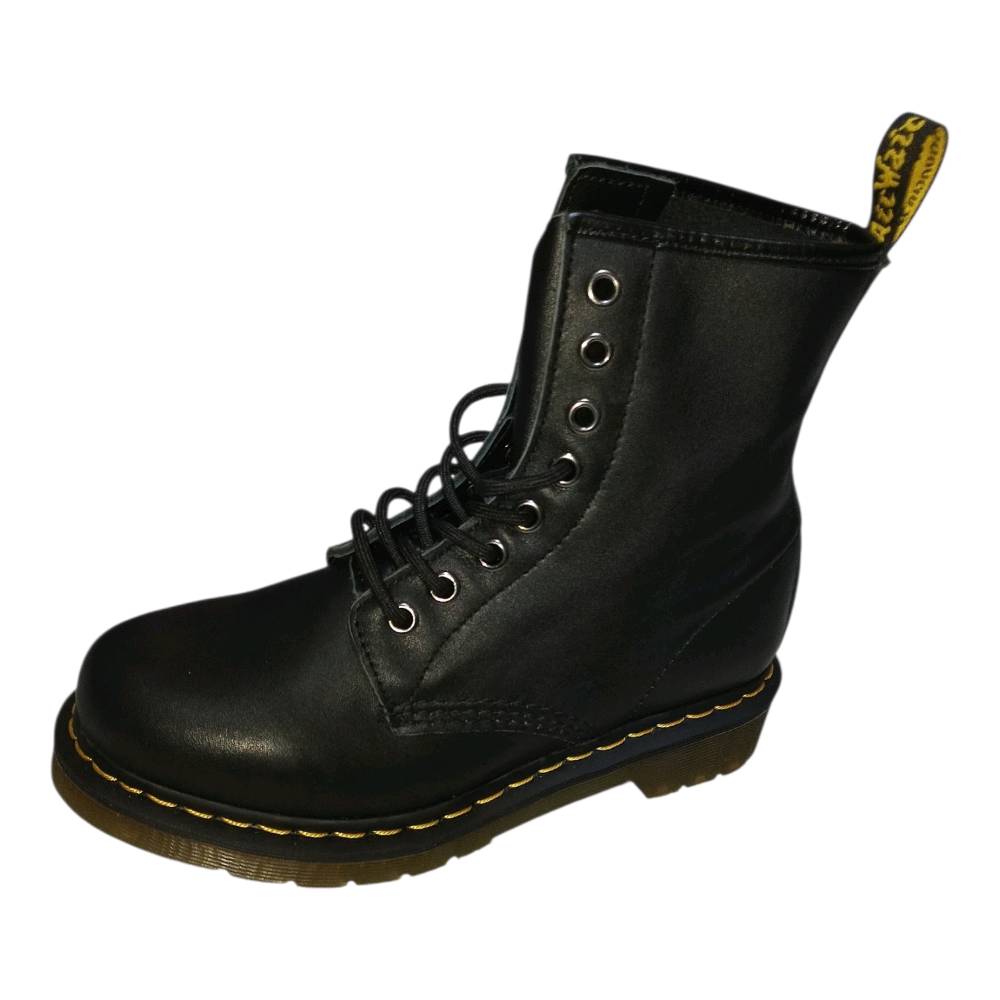 هذا الحذاء هو حذاء الرقبة الكلاسيكي Dr. Martens 1460 Smooth Black. يُعد هذا التصميم ذو الـ 8 فتحات للأربطة الأيقونة التاريخية للعلامة التجارية