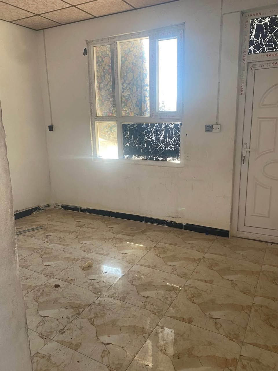 🚨 للإيجار وبشكل عاجل | فرصة مميزة 🚨

🏠 شقة طابق ثاني للإيجار بموقع مميز جداً
📍 قرب مجمع الوثبة وعلى الشارع مباشرة

✨ مواصفات الشقة:
▪️ غرفتين نوم
▪️ صالة واسعة
▪️ استقبال
▪️ مطبخ
▪️ صحيات
▪️ بلكونة
▪️ مساحة الشقة ١٢٠ متر

🔑 مناسبة لعدة استخدامات:
✔️ للعوائل
✔️ للمكاتب والشركات
✔️ لسكن العمال

مناسبة للطلاب ومناسبة للشباب

📍 موقع مميز وحيوي وعلى الشارع، فرصة ممتازة لا تفوتك!

📞 للاستفسار والتفاصيل أكثر:
***********
📱 متوفر واتساب
