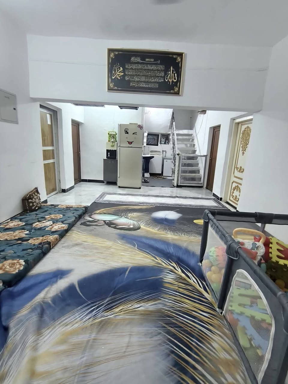 بيت طابقين طابو صرف المساحة 300م في أبي غرق بداية حي السلام على التبليط مباشرةً يبعد عن شارع الإمام حوالي 30م ..يتكون من:-
الطابق الارضي ..غرفتين نوم ، صاله ، استقبال ، مطبخ حار وبارد ، صحيات  ، كراج مع حديقة ، ممر حول البيت ، 
الطابق الاول غرفتين نوم ، صالة ، صحيات ، سطح.. للاستفسار الاتصال على الارقام التاليه:-
***********
***********..واتس ٱب
