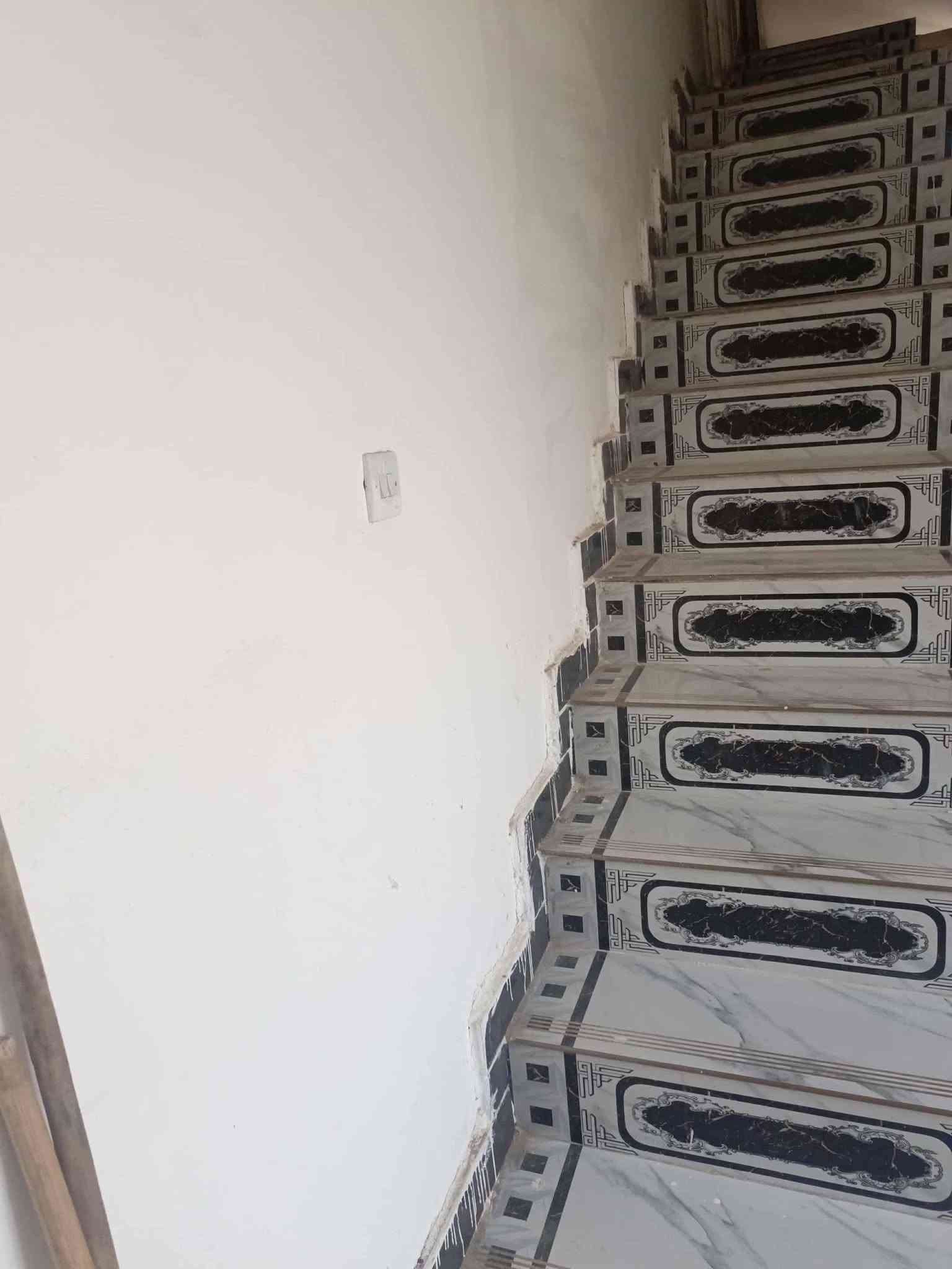 مشتمل طابقين يحتوي ٣ غرف الطابق الأرضي غرفه واستقبال وهول داخلي ومطبخ مفتوح وصحيات داخليه وخارجيه +منور والطابق الثاني غرفتين  وهول داخلي

وصحيات والطابق الثالث بيتونه
حي الجامعه
الاستفسار الاتصال
***********

