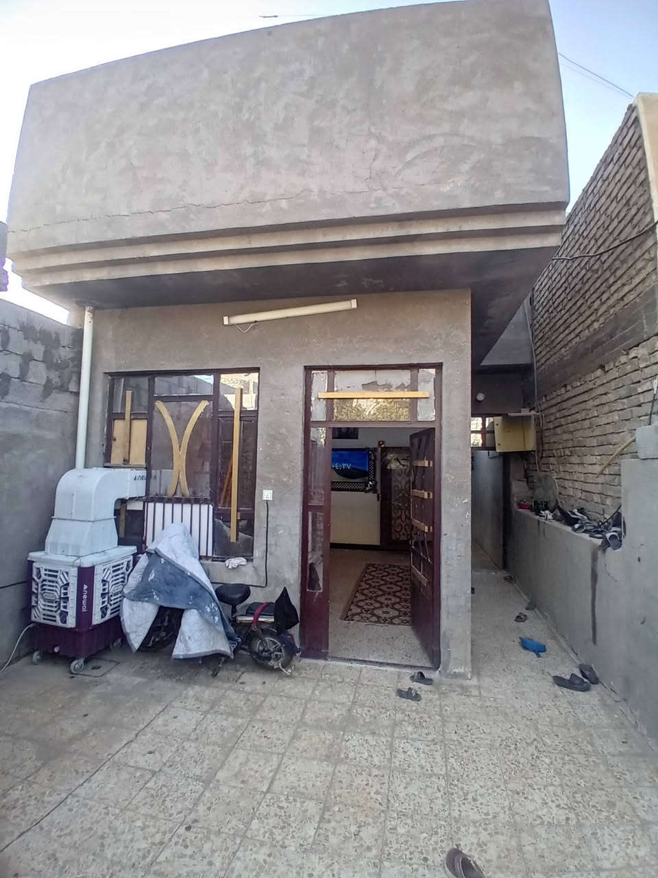 السلام عليكم بيت البيع ١٠٠ متر حي البساتين فرع اسواق ابو رسل ثالث تقاطع البيت كامل طابق ونص كاشي اشتايكر  السعر ٧٠ وبيه مجال رقم *********** اني مكلف بل نشر سند اصفر
