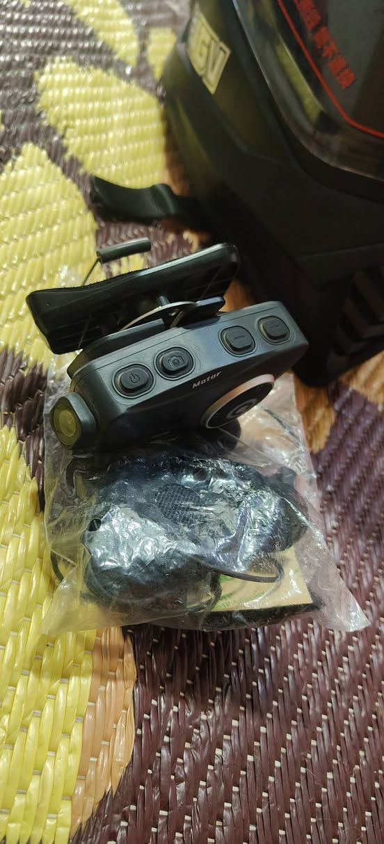 خوذه من ماركه VGV من ماركه غنيه عن تعريف وكامره فوگ خوذه بسعر غير وكامره الي ما مشدودة بلخوذه بسعر45 هيه كامره وهيه سماعه خوذه تواصل ع رقم +واتس *********** ماموجود فيس بحكم شغلي
