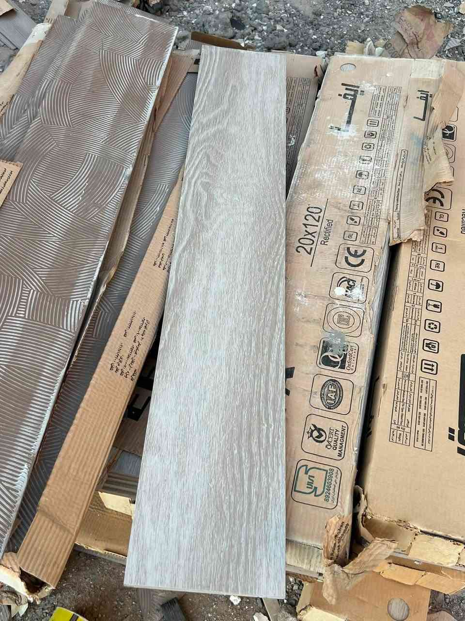 سلام عليكم
ارضيه بوزسلين ايڤا نوعيه درجه الاولى العرض ٢٠ والطول ١٢٠ 
يوجد فقط ٧٠ متر 
سعر المتر ١٥٠٠٠ 
***********
