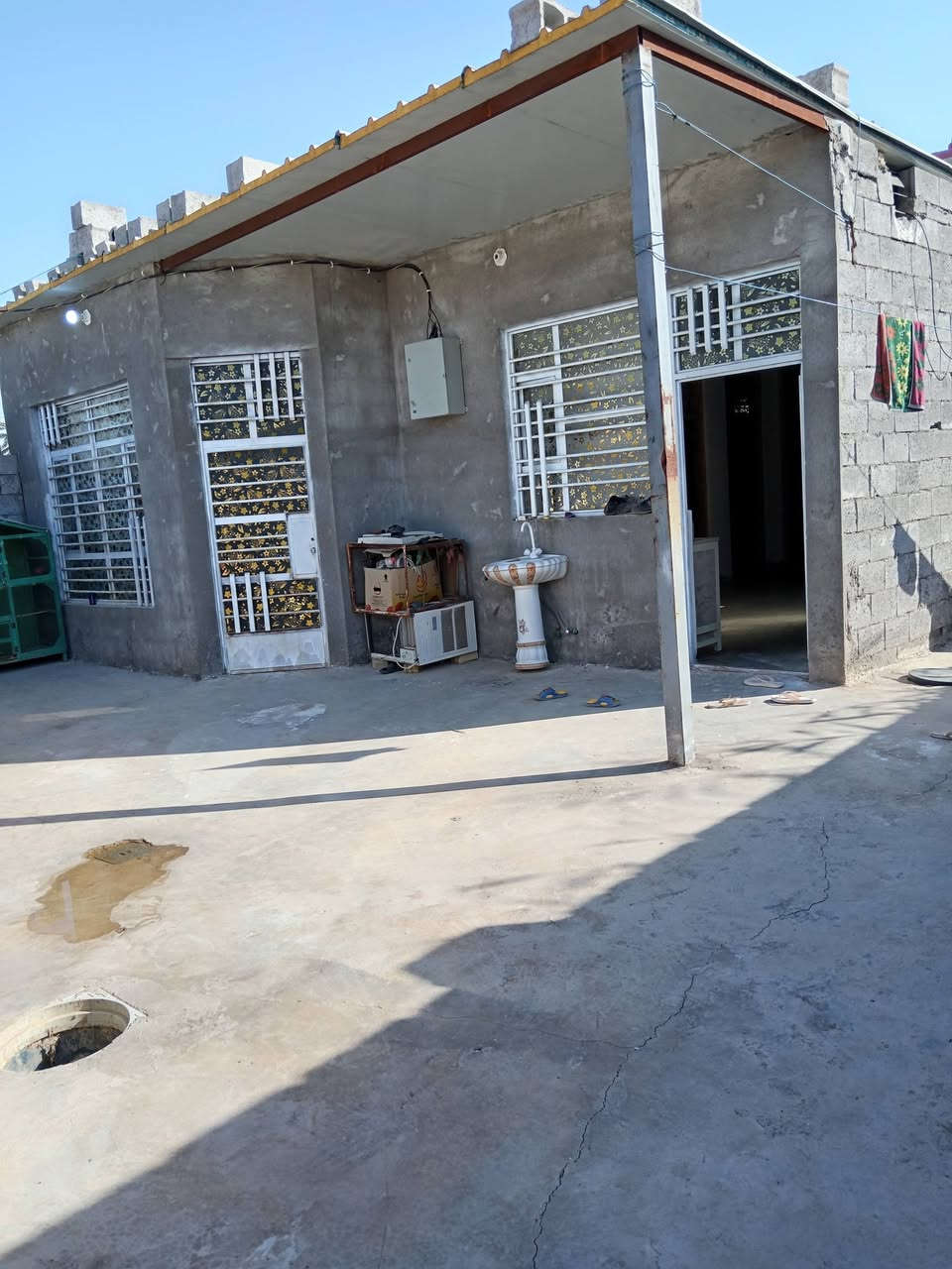 السلام عليكم عندي بيت للبيع خلف دور الزراعه باربعه دونم مساحة البيت ٣٠٠ متر يحتوي على غرف٢  ومطبخ وحمام واستقبال طابوا زراعي الاتصال علئ الرقم *********** سعر خاص

