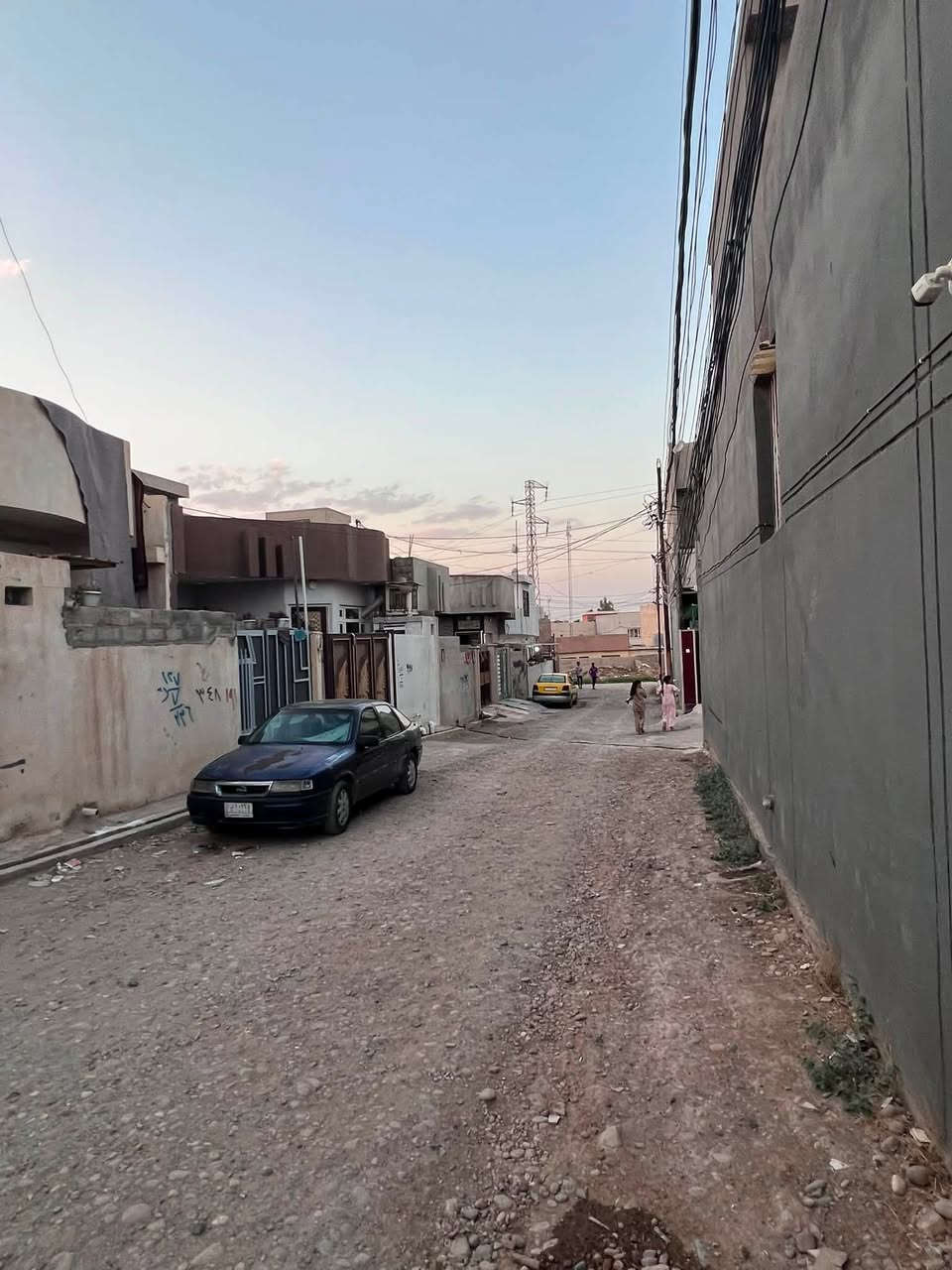 دار 🏠 للبيع في حي القوسيات.
مدخل أسواق ابو علي. 

المساحه.  150. م.  

يتكون من غرفتين نوم 🛌 هول استقبال مشتملات.
داخل خارج. 

سند زراعي نموذج25. حق التصرف سند ابيضّ وصل بلديه. 

الدار 🏠 تسليم مفتاح 🔑 فوري 

خدمات ماء 💦 كهرباء.  ⚡️ 100 متر عن التبليط 

السعر.  ( 65.)   مليون بي مجال.  

الاستفسار بل الأرقام.  

***********
***********
