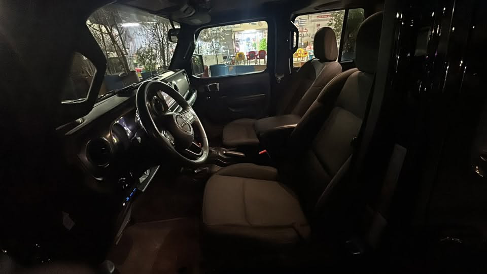 رقم الشاصي 1C4JJXN67PW646344
جيب رانكلر 2023  فئة ويلز 
تجي ٣ انضمه كهرباء بلكن شحن 
هايبر 
وبنزين 
سياره حادثها حلو بالتايرات من جوه يعني مو بجم 
راديتر تبريد بدنه كله بلاد
كير مكينه تبريد مكفول وبلاديه 
سياره مابيها اي كلوب جيك مشتغل ولا ايرباك
***********
بيع او مراوس 
السعر ٢٦٠٠٠$

