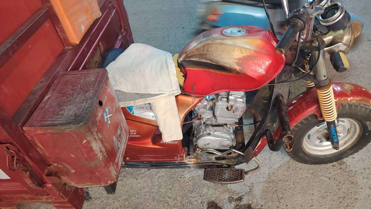 دايوان موديل ١٩ أوراق كامله مكينه ٢٥ شاصي وبدي نظيف حيل طسه وتايرات نظافه ستوته نقص باتري شراي خابرني وتدلل ٩٥٠ بيهه مجال للشراي مكاني بغداد مدينة الصدر ***********//ما اجاوب بلفيس ابد
