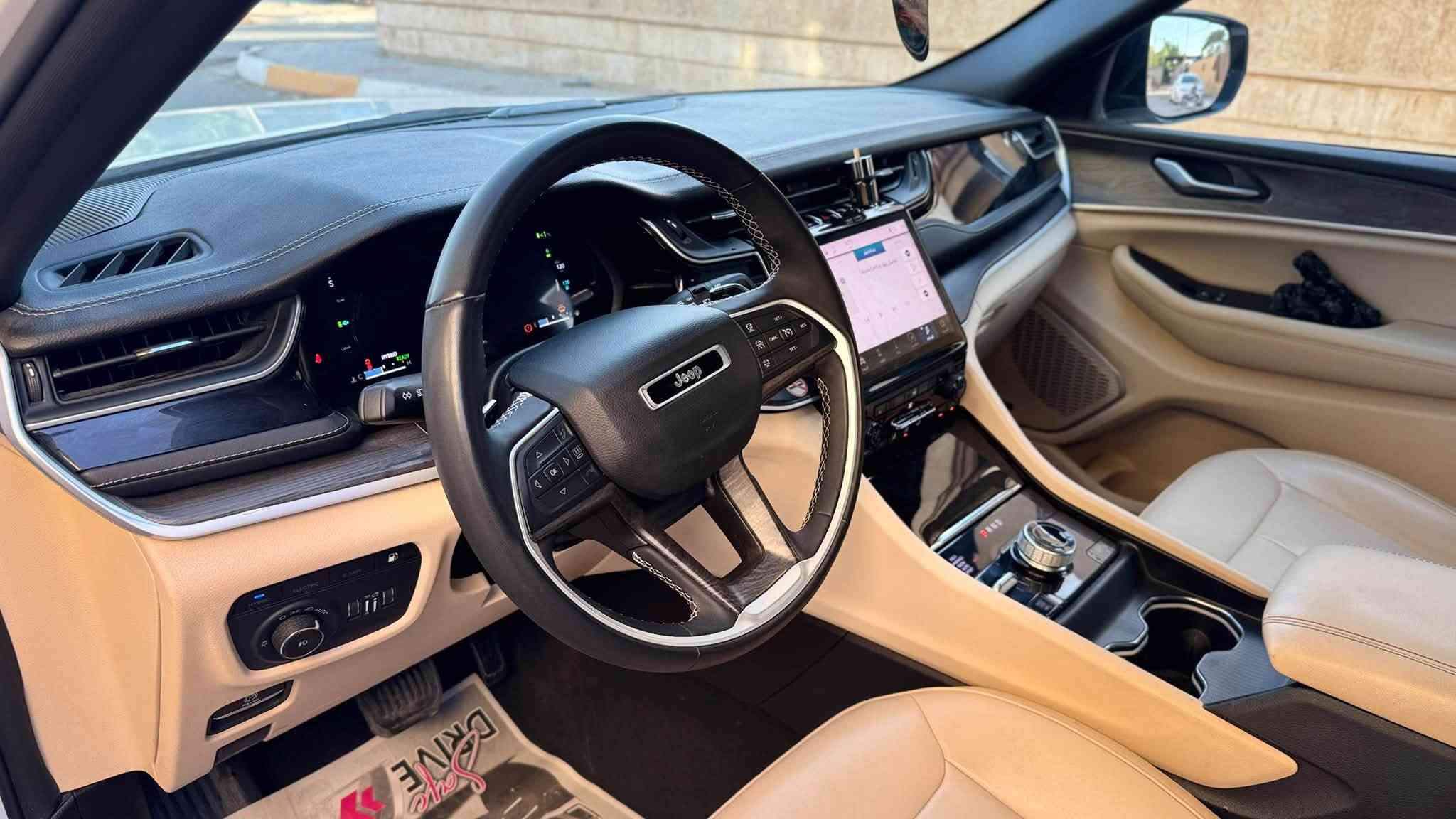 للبيع..للبيع..للبيع فقط..

** Jeep Grand Cherokee/Limited Hybrid 4xe**

- موديل 2024

- ثلاث شاشات

- ممشى: 35000 ميل

- محرك 2.0 تيربو هايبرد ٣ أنظمة بلگ إن

-خرائط ولغة عربي

- دفع رباعي (4x4)

- گير أوتوماتيك 8 سرعات

- لون أبيض / داخل جلد لون بيجي مميز

-  3 شاشة كبيرة مع Apple CarPlay وAndroid Auto

- كاميرا خلفية

- ⁠صندوق كهرباء

- المقاعد 5 راكب

- تشغيل بصمة وعن بُعد ودخول ذكي 4 ابواب

- السيارة جديدة جدًا وجاهزة للاستخدام

🔹 ضرر السيارة// الچامرلغ الأيمن فقط بدون إيرباك 

💰 السعر: 335 ورقة 

📍الموقع: ديالى-بعقوبة 

♦️ للاستفسار يرجى التواصل على الواتس اب أو الاتصال.

***********
***********
