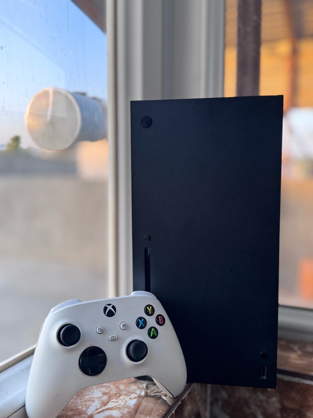 🎮 للبيع: Xbox Series X 🎮
 الموديل: 2021
 الحالة: الجهاز نظيف جداً، فُقط من الداخل للتنظيف فقط وخالي من أي مشاكل نهائياً.
📦 الملحقات:
 الكرتون الأصلي (ملاحظة: الكرتون متضرر قليلاً)
 اليد الأصلية (البلادي)
 كيبل الطاقة و HDMI
🚚 التوصيل والشروط:
 يتوفر توصيل لجميع الأماكن.
 ⚠️ ملاحظة: عند الحجز، يتم أخذ مبلغ بسيط كعربون.
📞 للجادين يرجى مراسلتنا على الواتساب:
***********
