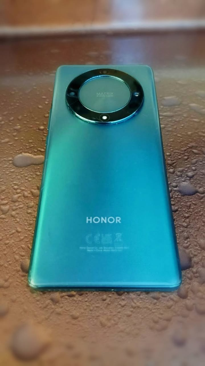 السلام عليكم 
موبايل Honor X9a
ذاكرة 256G
شاشة مكسورة فقط 
لكن تلمس غير متوقف المس
السعر 175
للتواصل: ***********
