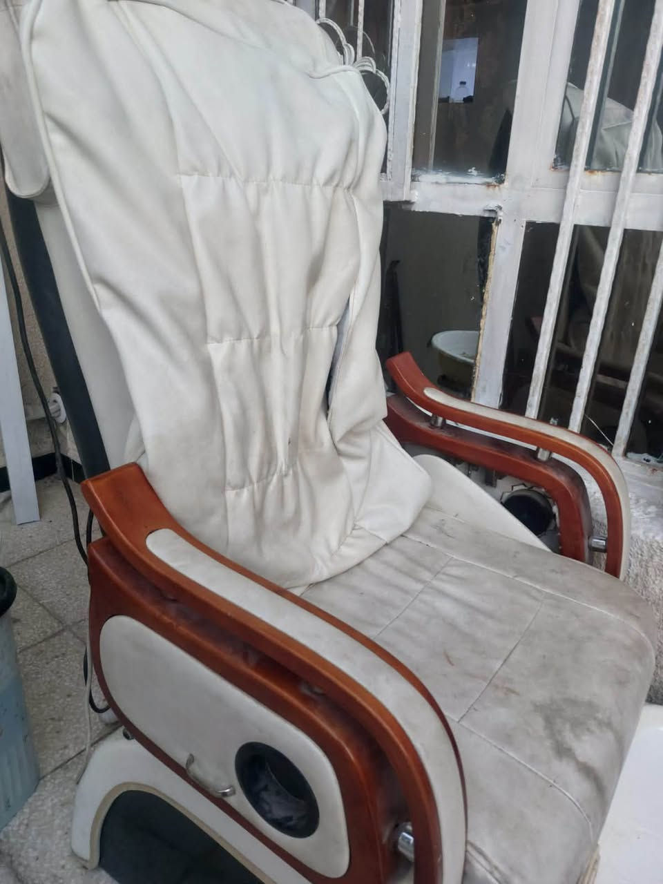 كرسي (Pedicure Spa Chair)بديكير وسبا لصالونات التجميل:
 المقعد: مريح ومبطن بجلد ، مع مساند أذرع خشبية أنيقة تحتوي على حامل أكواب مدمج.
 الحوض: حوض سفلي مدمج لغسيل ونقع القدمين، مزود بمسند قدم جلدي أسود وفتحات لضخ المياه (جاكوزي).
 التحكم: مزود بلوحة تحكم كهربائية جانبية، ومقابض لتعديل وضعية الكرسي.
 التمديدات: يحتوي على الأنابيب اللازمة لتوصيل وتصريف المياه.
 الحالة: مستعمل، الهيكل قوي ومتين جداً، ويحتاج فقط لتنظيف بسيط ليكون جاهزاً للعمل. السعر 800 الف 
رقم الهاتف ***********

