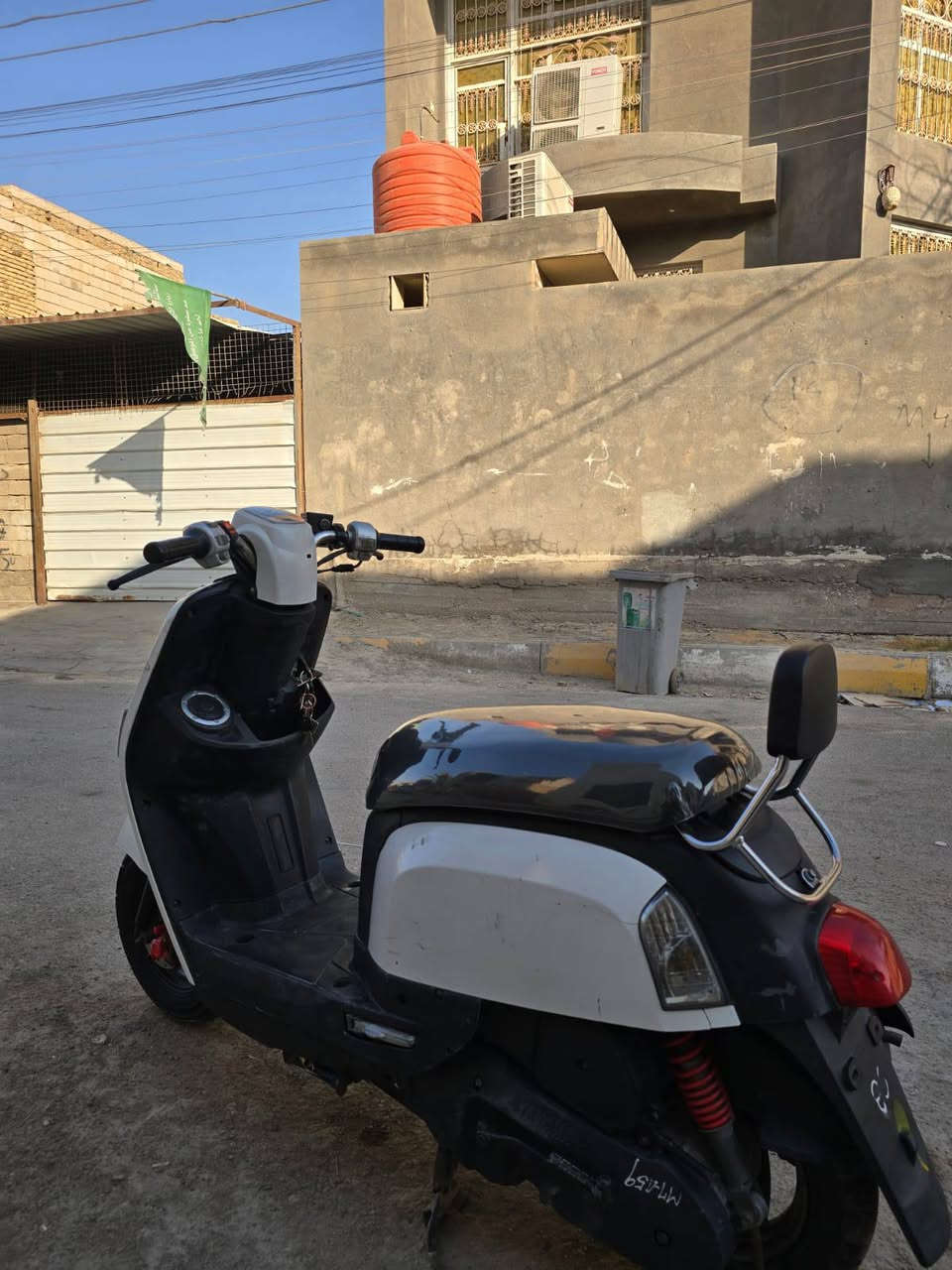 سلام عليكم دراجة للبيع بوليسي كابريتر كلها بلاد مكينة ناعمة كلش ونضافة كدامكم دراجة فول كهربائياتها لايت وبكلايت دبل اشارة كله شغال سعرها 800 وبيها مجال 
*********** وتساب
