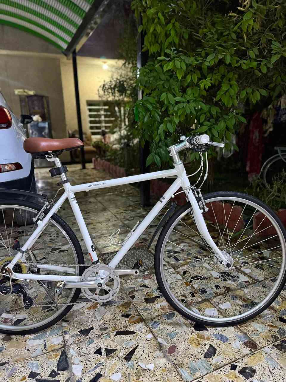 السلام عليكم بايسكل c700 نظافه٩٩٪؜💥وبسعر جداً مناسب🔥🔥فريم لارج 🚴🏻‍♂️🚴🏻‍♂️
‏WEEKEND BIKES - وهي ماركة يابانية مشهورة بدراجات المدينة الكلاسيكية
الرقم التسلسلي للشاصي الظاهر: 121B0360
المواصفات الكاملة:

1. الهيكل (Frame):
•  النوع: دراجة مدينة - City / Urban Bike - كلاسيك
•  المادة: ألمنيوم خفيف الوزن - خالي من الصدأ
•  اللون: أبيض لؤلؤي
•  التصميم: فريم كلاسيكي مستقيم مريح للظهر

2. نظام القيادة (Groupset):
•  عدد السرعات: 7 سرعات خلفية
•  ناقل الحركة الخلفي: Shimano Tourney ياباني أصلي
•  شفترات السرعة: Shimano Trigger شفترات ضغط أصابع

3. نظام الفرامل (Brakes):
•  النوع: فرامل V-Brake
•  الماركة: Tektro ألمنيوم أصلي - قوية جداً
•  مقابض الفرامل: ألمنيوم فضي

4. العجلات والإطارات (Wheels):
•  مقاس العجلة: 700C × 32 - مقاس 28 إنش - المقاس الأكثر انتشاراً والمريح
•  الطوق (الرنكات): ألمنيوم فضي خفيف
•  الهب الأمامي: دينمو هب - Dynamo Hub لتوليد الكهرباء للإنارة تلقائياً بدون بطاريات

5. الإضافات والاكسسوارات:
•  المقود: مستقيم - Flat Bar - مريح مع قبضات جديدة أبيض وأسود
•  الكرسي: كرسي عريض ومريح جلد لون بني فاتح - كلاسيكي مع سبرنكات لامتصاص الصدمات
•  عمود الكرسي: ألمنيوم مع قفل سريع لسهولة تعديل الارتفاع
•  إنارة أمامية: لايت LED يعمل على الدينمو + عاكس ضوئي

🟡 السعر ١٦٥ قفل 🔥🔥مكاني بغداد الأورفلي 

☎️رقمي ***********
