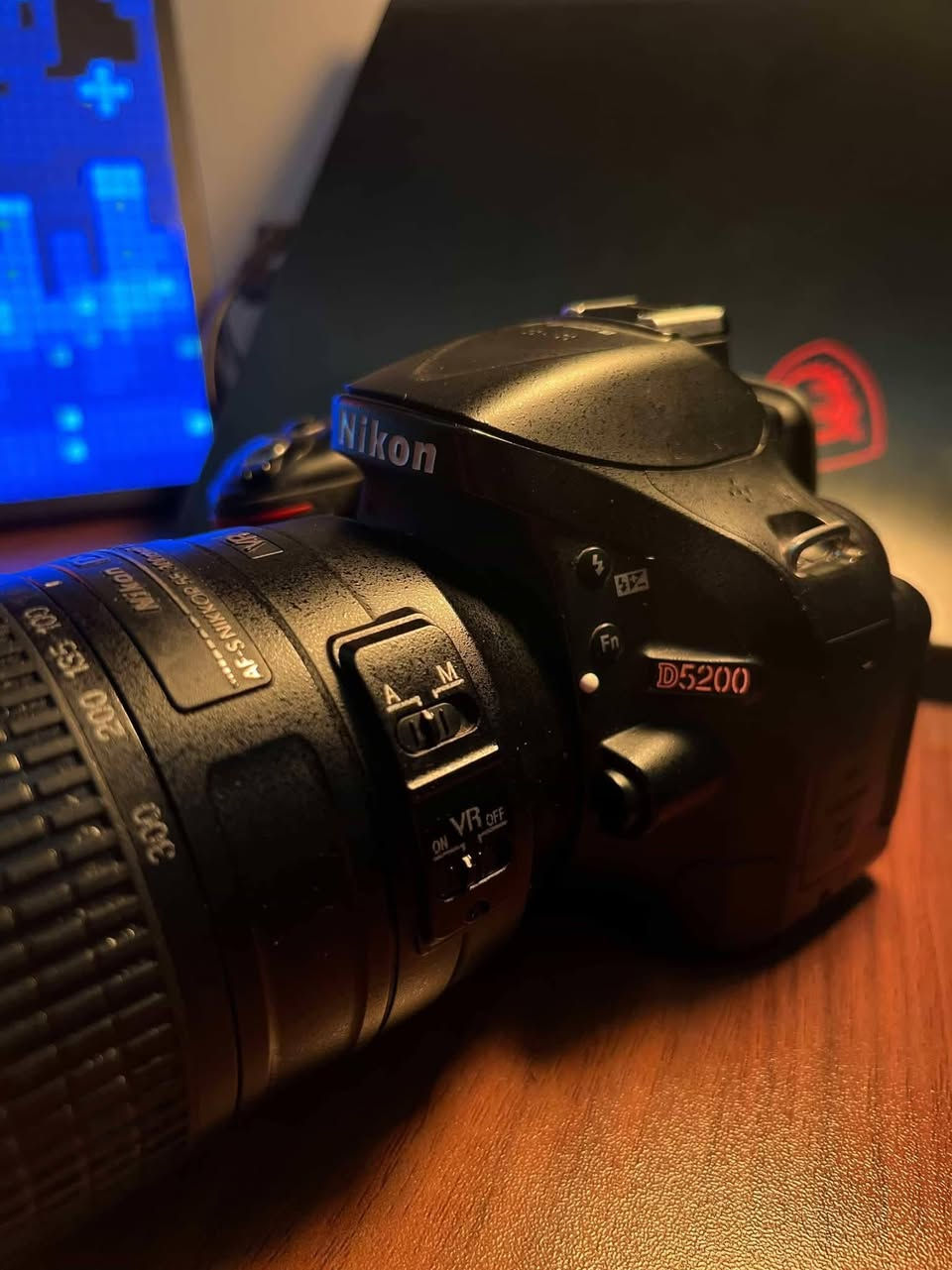 للبيع nikon 5200d
مع عدسة رياضي55-300 
عدسة ستوك 18-55

بطارية + شاحنة + رام 16 + كارد ريدر لنقل الصور و الفيديوهات يرهم موبايل او حاسبة + حزام كتف

السنسر: APS-C (23.5×15.6 مم)

 • الفيديو: Full HD 1080p (30fps)

 • الفوكس: 39 نقطة AF

 • الشاشة: 3.0″ متحركة ، شاشة قلاب

السعر 400 الف قفل
المكان بغداد و التوصيل مجاني لكافة المحافظات 
*********** واتساب
