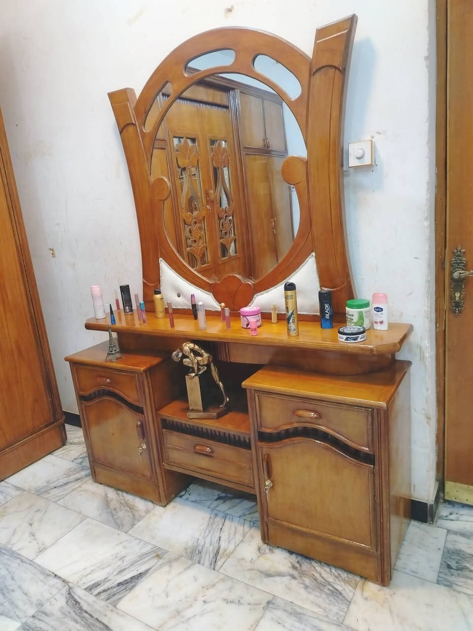 غرفة نوم تسكام صاج داخل وخارج شغل ضهر جرجوبه خمسه ملم استعمال قليل مابيها اي ضرر مكاني حلة حي الجزائر ***********    ***********
