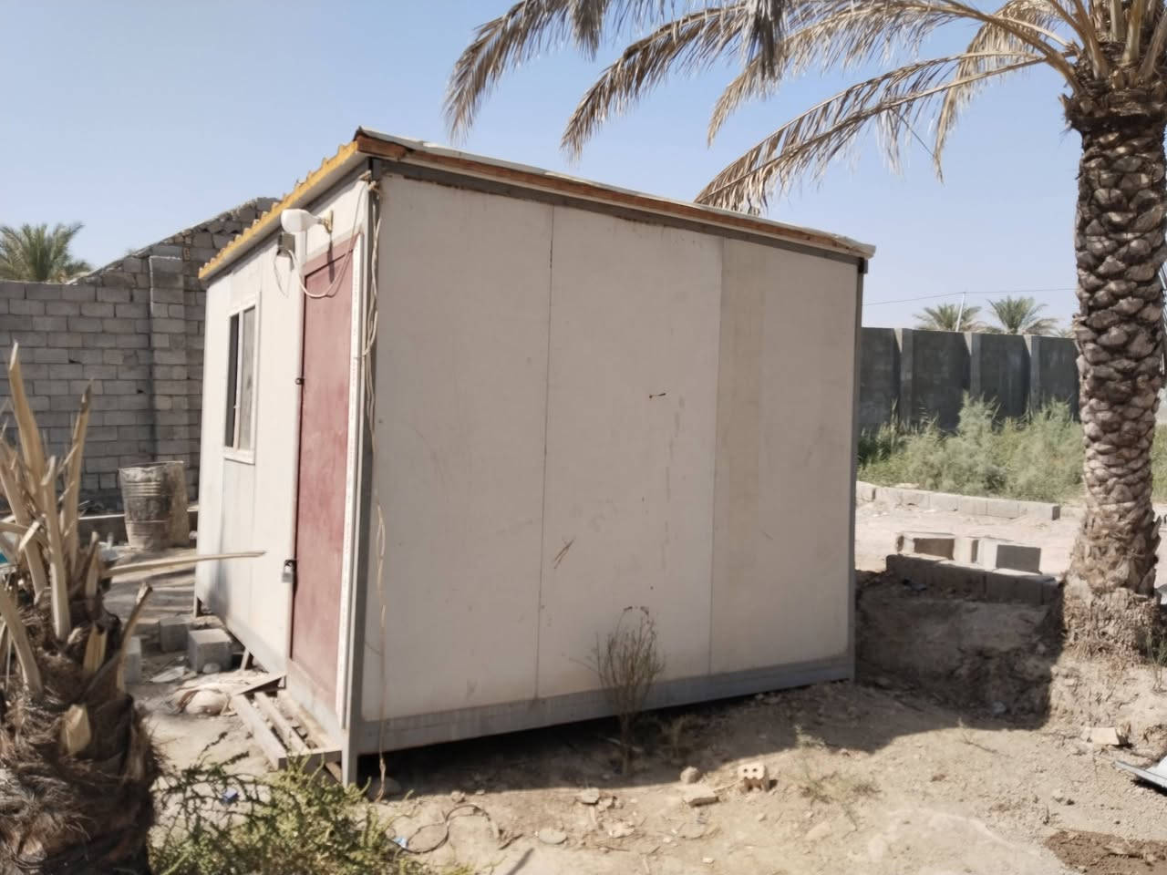 السلام عليكم عندي كرفون ٣ في ٤
سعره ٩٠٠ نضيف جدا مرتب وماسس كهرباء 

الاستفسار 
***********
