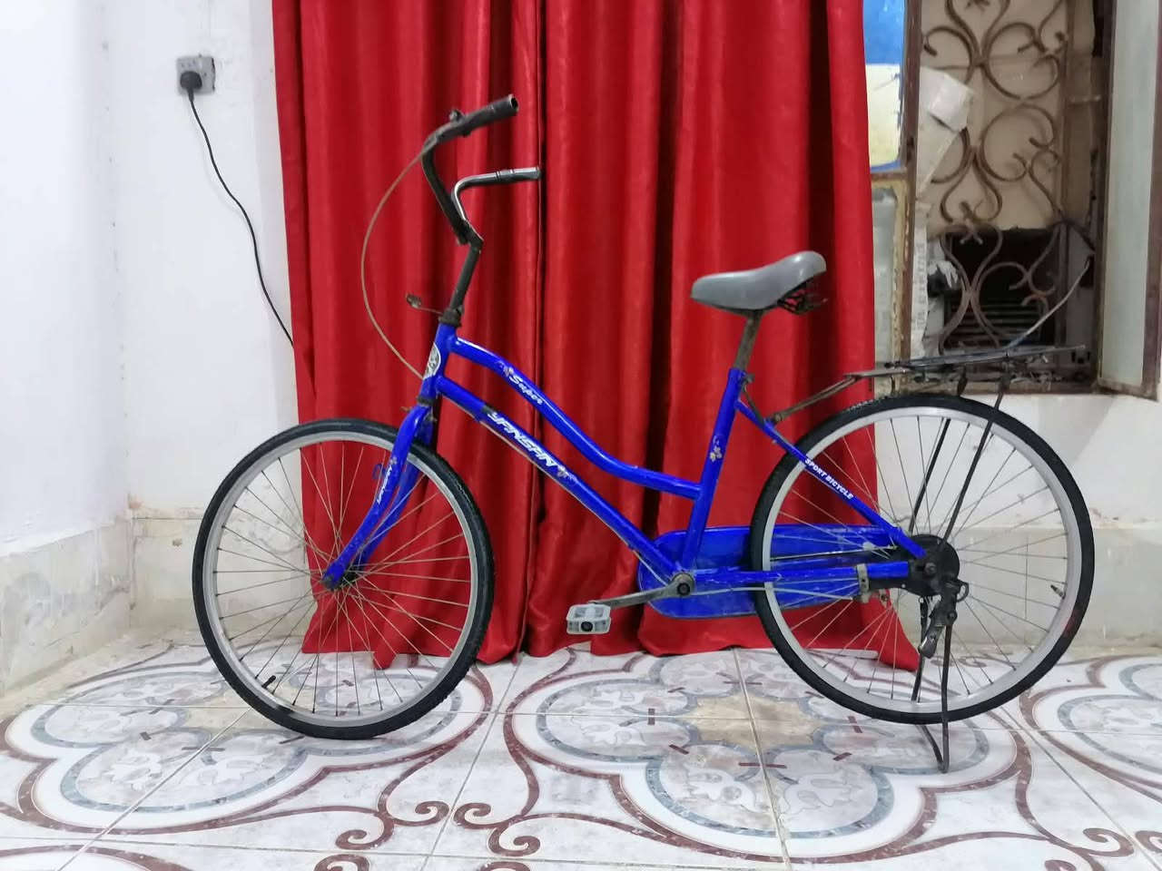 بايسكل رياضي أمريكي نظيف جداً ميكانيكي مو كهرباء ويعطل
بايسكل بناتي نظيف جداً علفحص حجمه 24  للاستفسار الاتصال ***********
