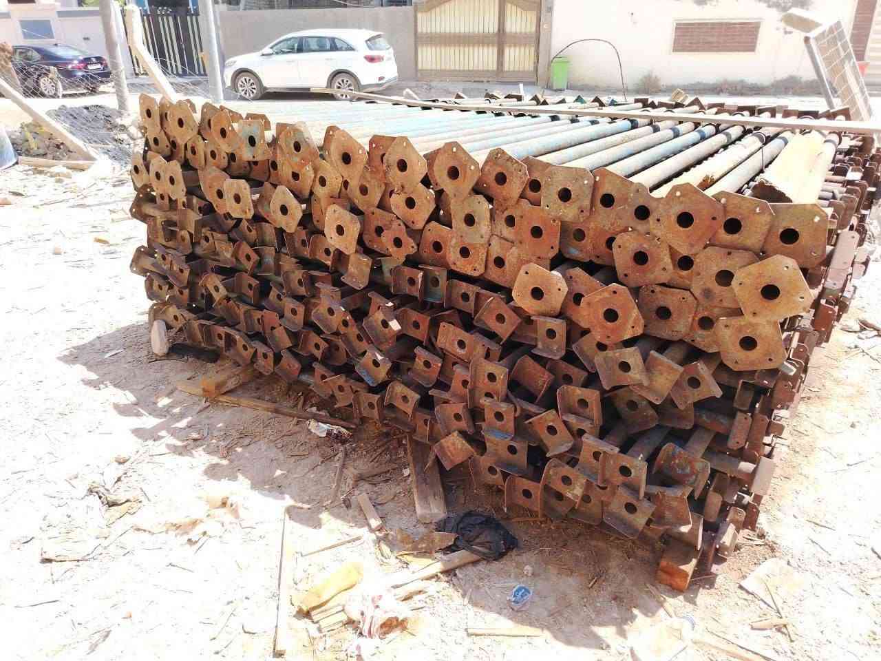 للبيع جكات حاضن تركي القديم 
الوزن الثقيل العدد 400 طول 4 متر
عنوان حله اتصال ***********

