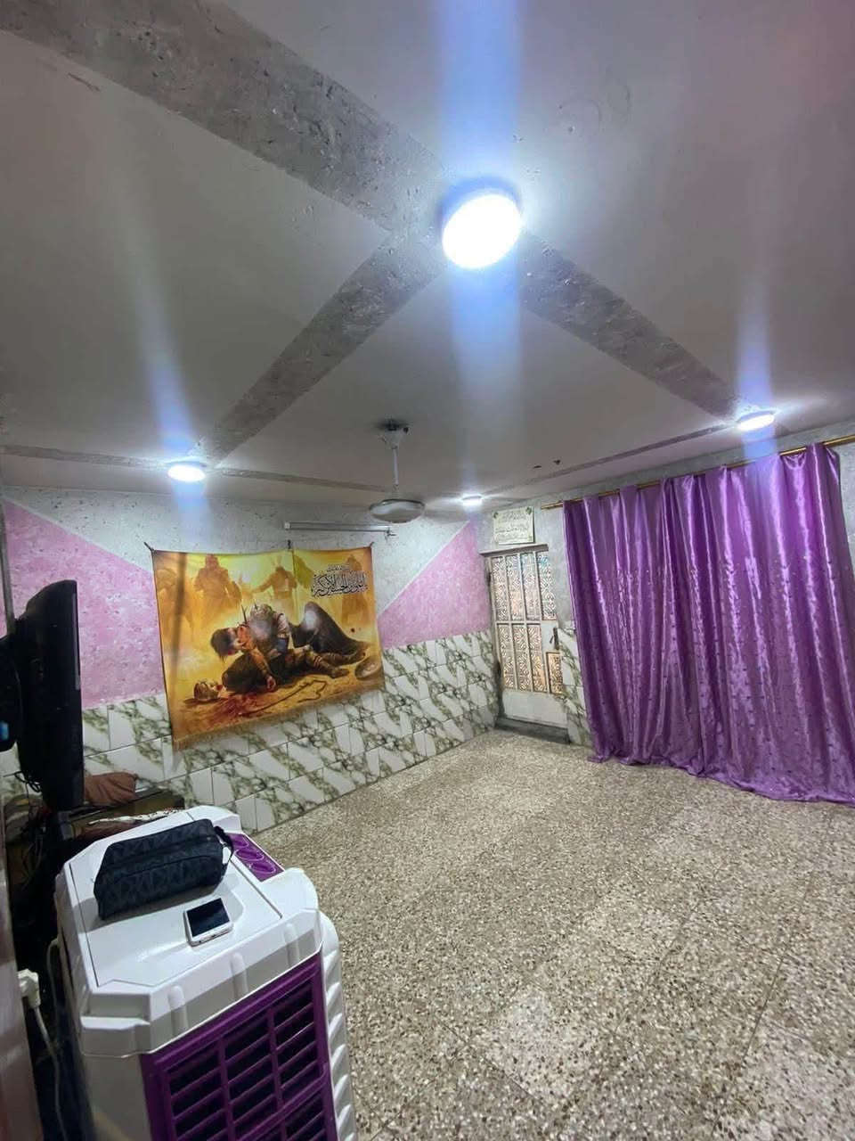 دار للبيع مساحته 90متر طابقين جاهز بي استقبال ومطبخ وترك خارجي وثلاث غرف نوم وحده جوه وثنين فوك وبيتونه وثلاث صحيات واحد فوك وثنين جوه واحد خارجي وواحد داخلي سطحين واحد ليوره واحد ليكدام 
العنوان الثعالبه ال10 الاف
لتواصل ***********

