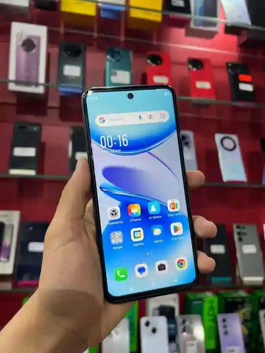 هاتف Infinix Smart 9 بمواصفات 8GB رام و 128GB تخزين يضم شاشة 6.7 بوصة، معالج Helio G81، كاميرا خلفية 13 ميجابكسل، كاميرا أمامية 8 ميجابكسل، بطارية 5000 مللي أمبير، ونظام Android 14. 

مواصفات هاتف Infinix Smart 9 (8GB/128GB)

الشاشة: شاشة LCD بحجم 6.7 بوصة، بدقة HD+، بتردد 120 هرتز. 

المعالج: معالج ثماني النواة Helio G81. 

الذاكرة: 8 جيجابايت من ذاكرة الوصول العشوائي (RAM) و 128 جيجابايت من مساحة التخزين الداخلية. 

الكاميرا:

الكاميرا الخلفية: كاميرا مزدوجة بدقة 13 ميجابكسل. 

الكاميرا الأمامية: كاميرا بدقة 8 ميجابكسل. 

البطارية: بطارية بسعة 5000 مللي أمبير. 

نظام التشغيل: Android 14.
السعر قفل 150 الف عنوان كوت داموك حي. الشهداء
***********
