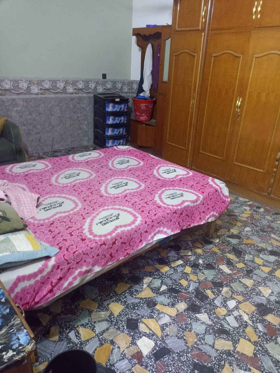 بيت مساحه 200 متر طابقين طابو صرف 4 غرف  بناء حديث سنت 25 سنتر شارع 30 بلوفه الحاده باسم صاحب البيت حله سيف سعد بعد مستشفى الكفيل شارع 30 بعد الملعب سعره 300 ملاحظه التعامل مع صاحب البيت اتصال ***********
